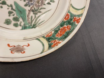 Twee Chinese famille verte trembleuses, een theepot en een bord, Kangxi